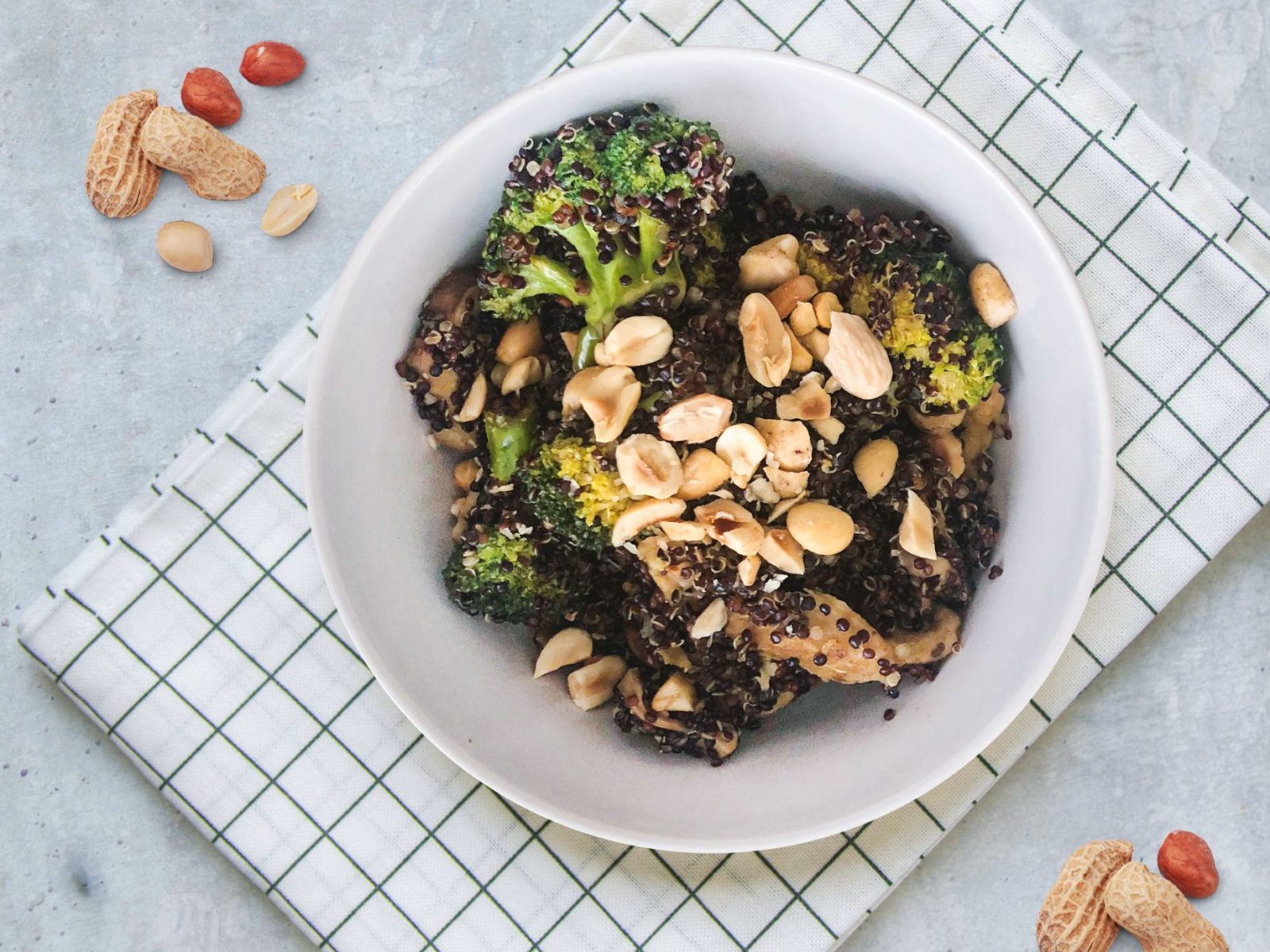 Quinoa bowl with broccoli and champignons