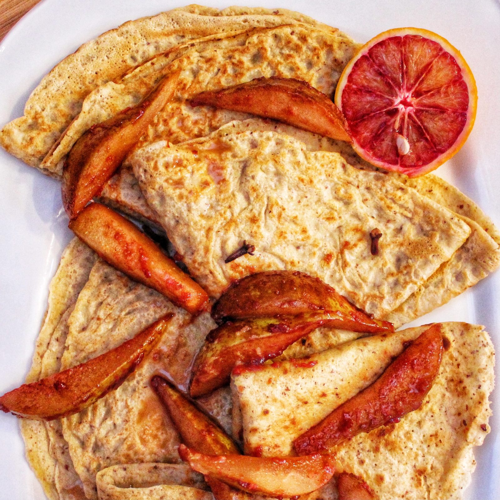 Sweet crêpes with pears and blood orange