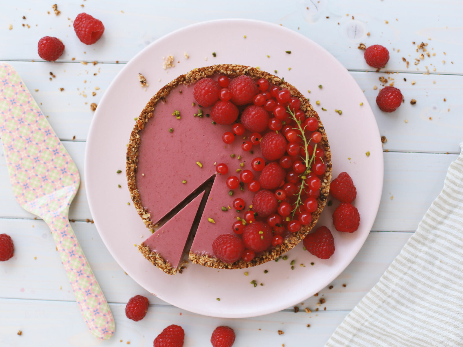 tarte, framboise, noix de coco, amande, sirop d'érable, flocons d'avoine, jus de banane