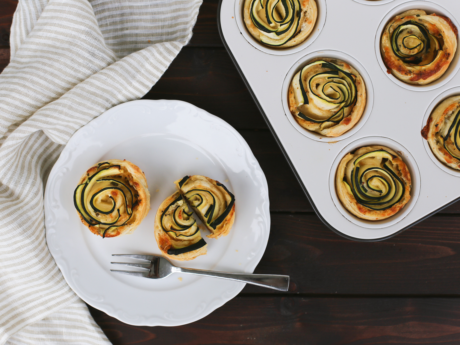 courgette, roses, salt, seasoning, puff pastry, cheese, grated cheese, fresh cheese, aperitif