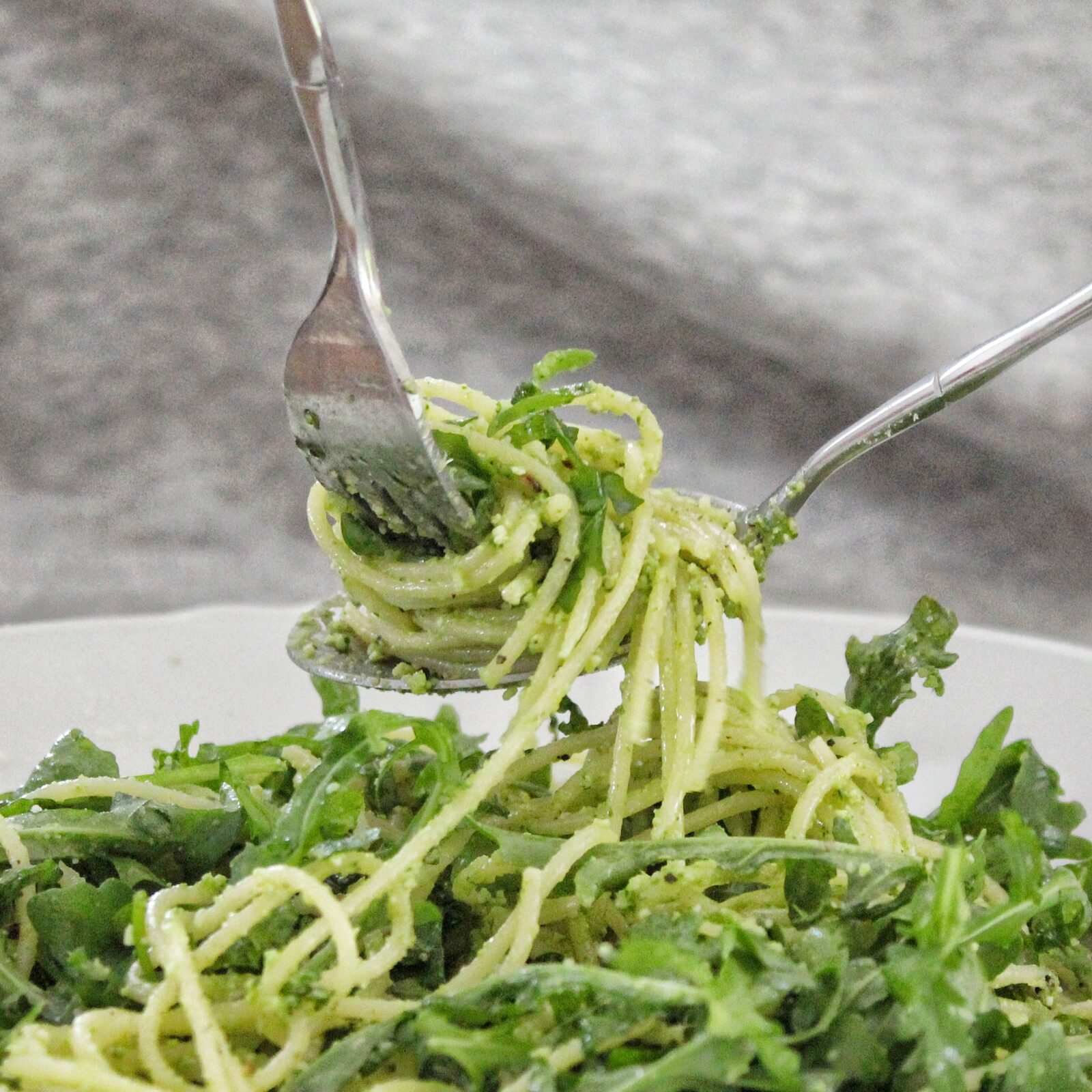 spaghetti, pesto, roquette, pignons, parmesan, ail, huile d'olive, citron, basilic