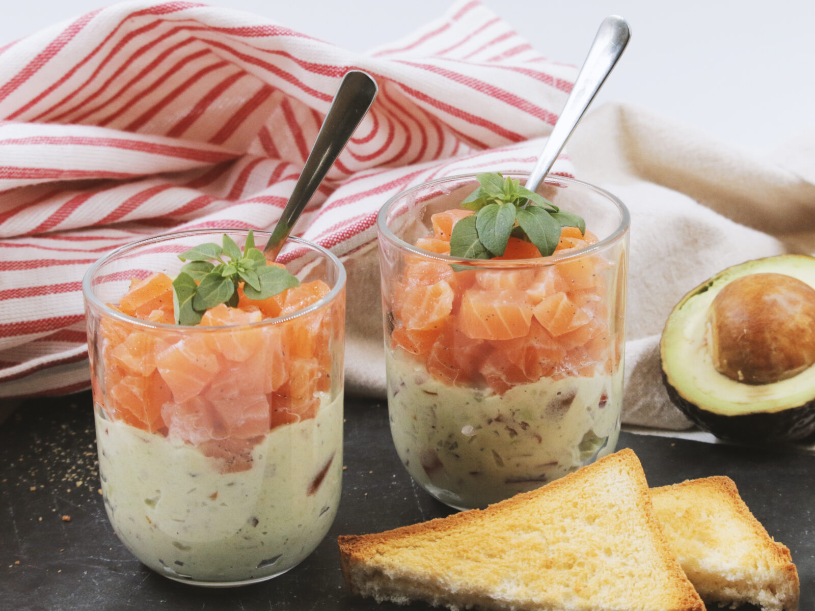 Tartare de saumon à l'avocat servi avec toast