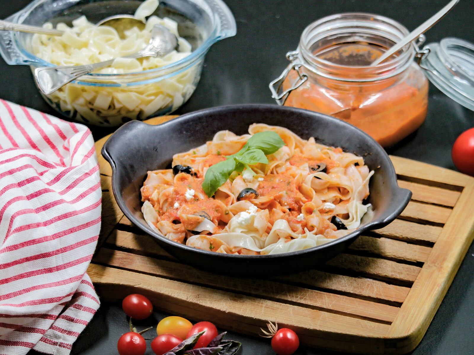 Tagliatelles à la sauce tomate froide à la grecque