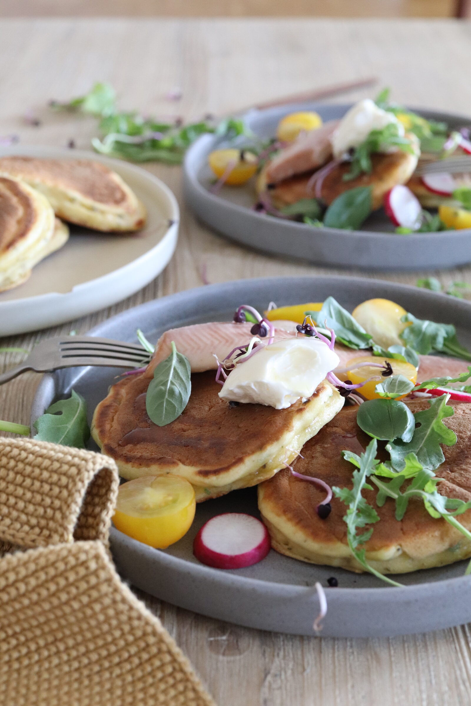 Pancakes salés garnis à la truite fumée