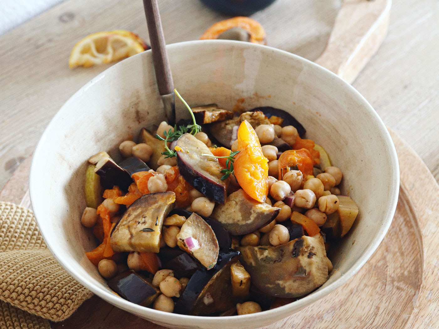 Aubergine-apricot salat with chickpeas