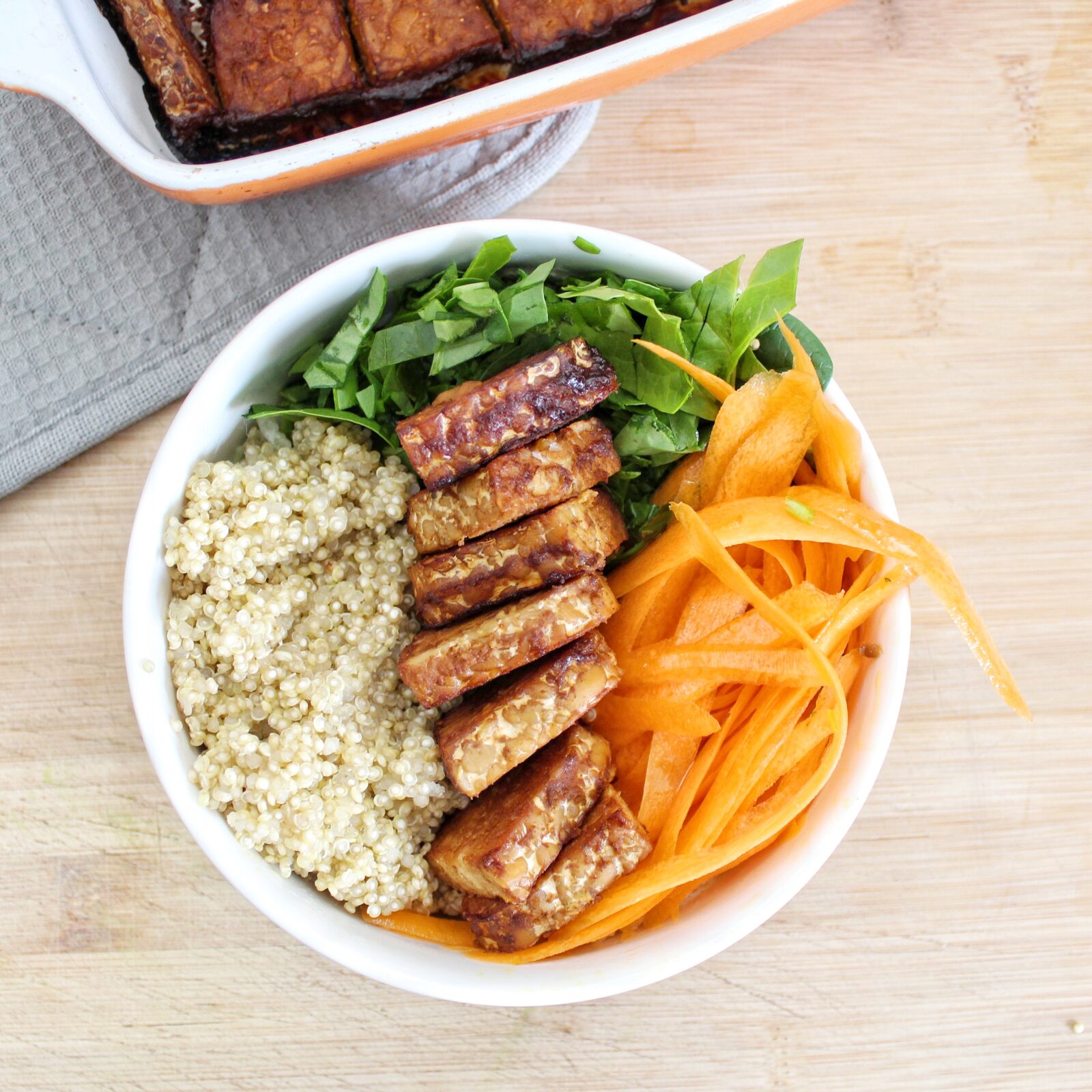 Marinated tempeh with vegetables and white quinoa