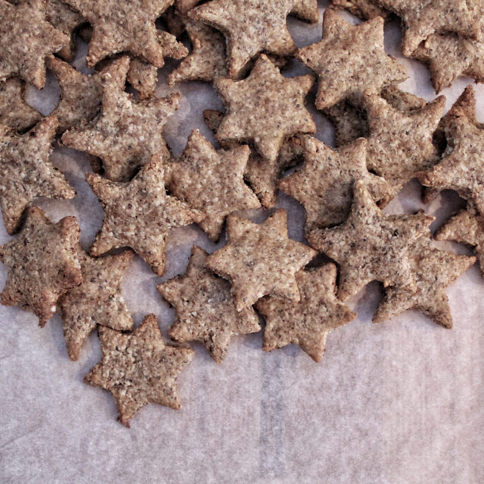 Star-shaped cinnamon biscuits