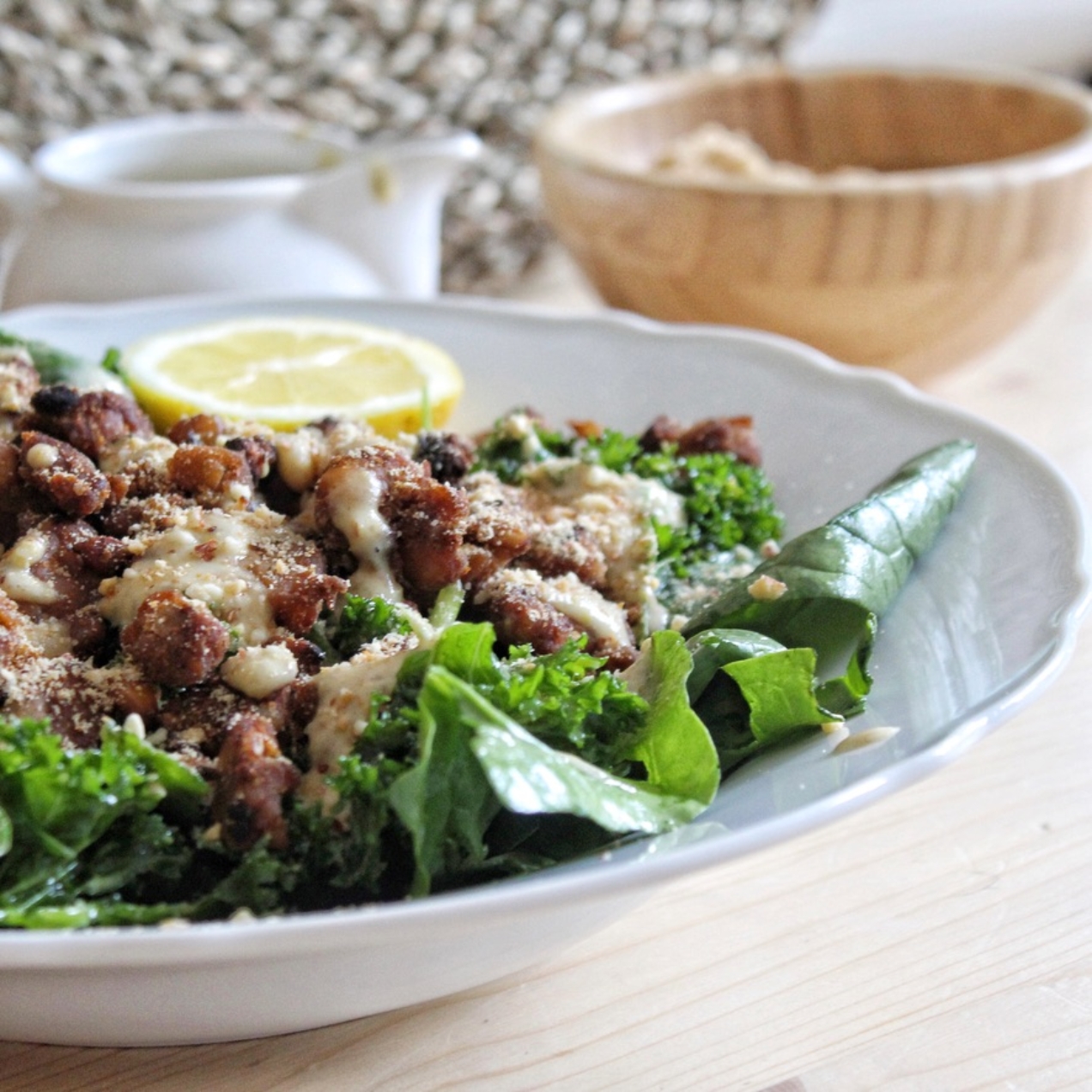 Veganer Caesar-Salat mit Tempeh