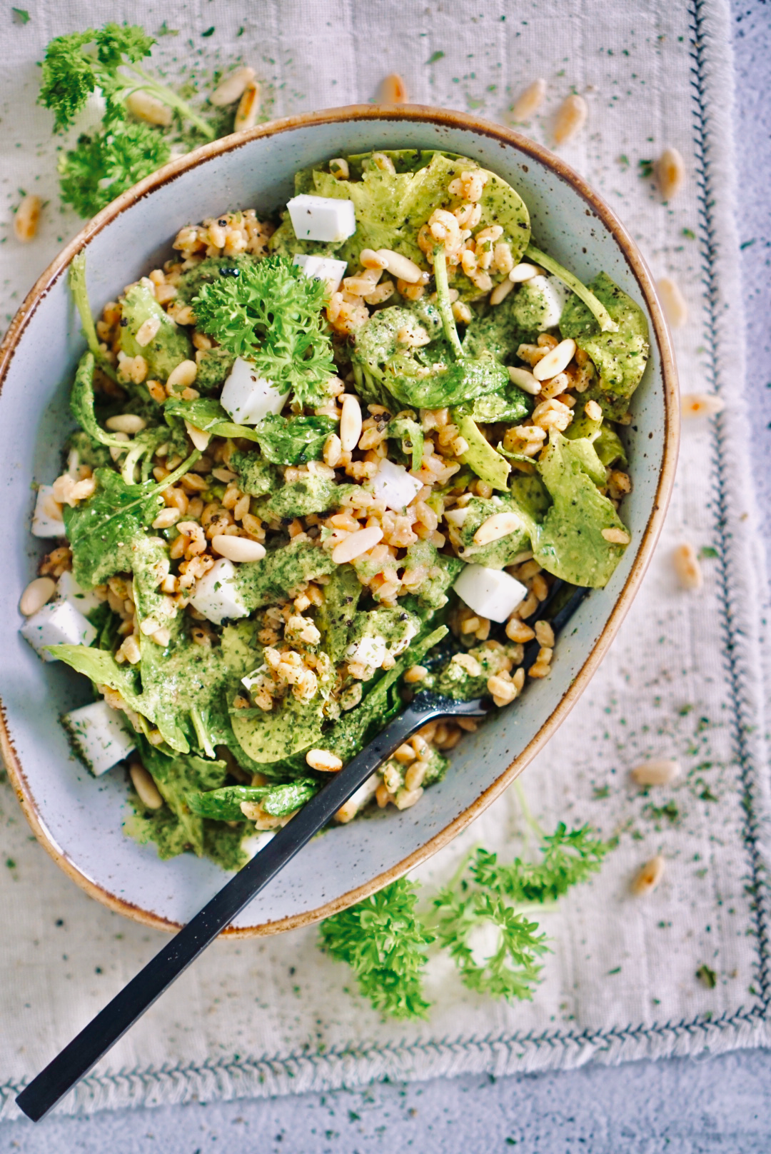 Rice salad with parsley pesto