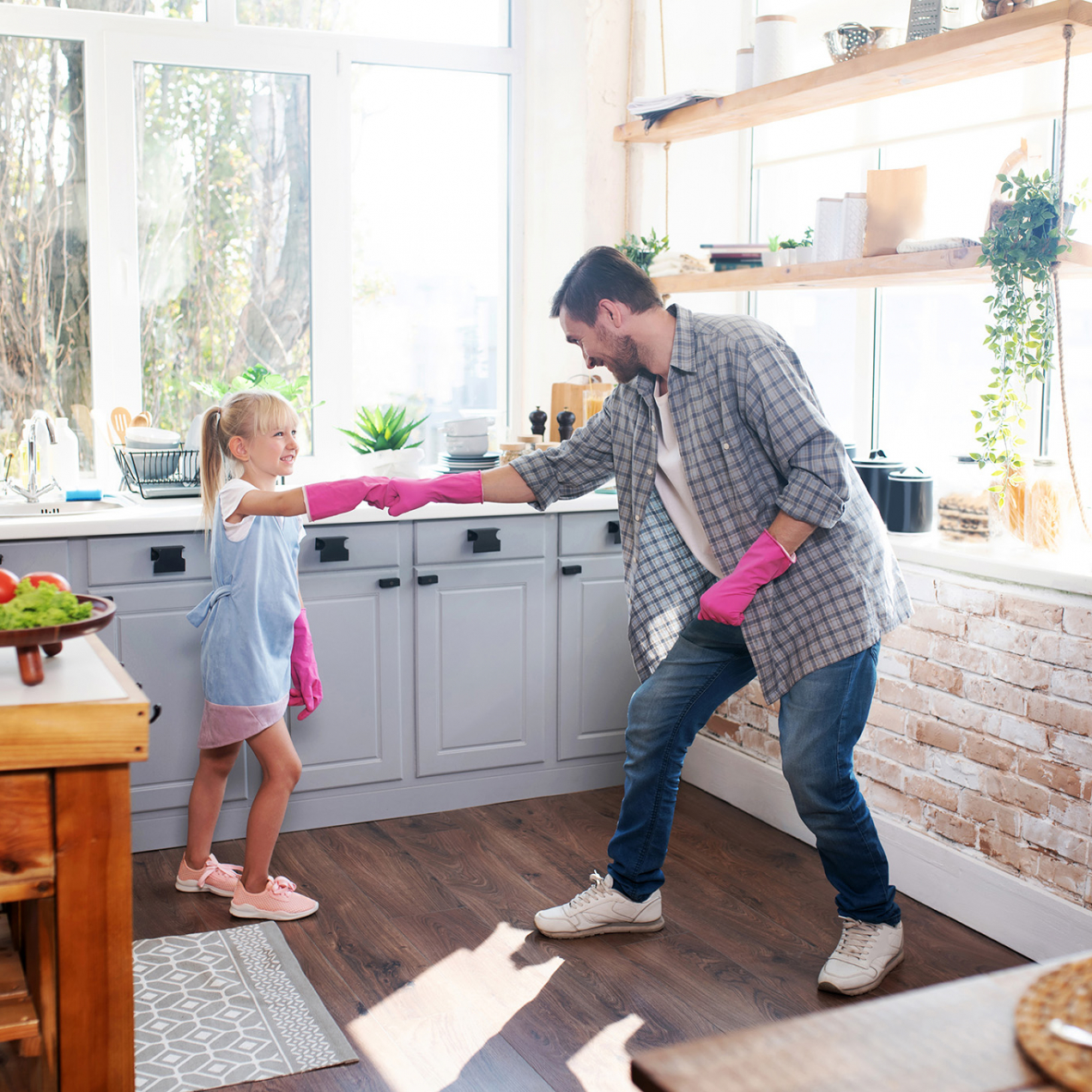 Les petits aides sont grands : comment impliquer tes enfants de manière ludique dans le ménage