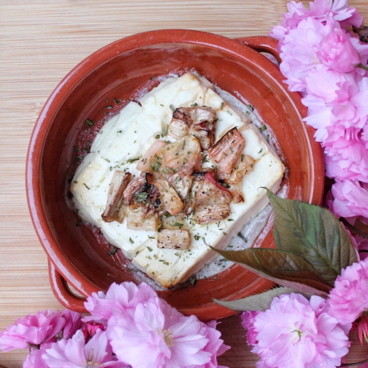 Feta rôtie à la rhubarbe